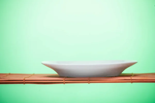 Die Symbolischen Weißen Gerichte Auf Einem Bambusstreu — Stockfoto
