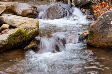 Bir dağ nehir üzerinde bir şelale