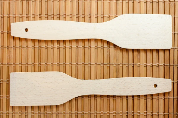 Küchenschaufeln auf einem Bambusstreu — Stockfoto