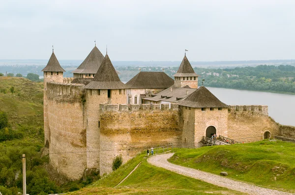 Хотинська фортеця - неприступна фортеця на Дністрі. — стокове фото