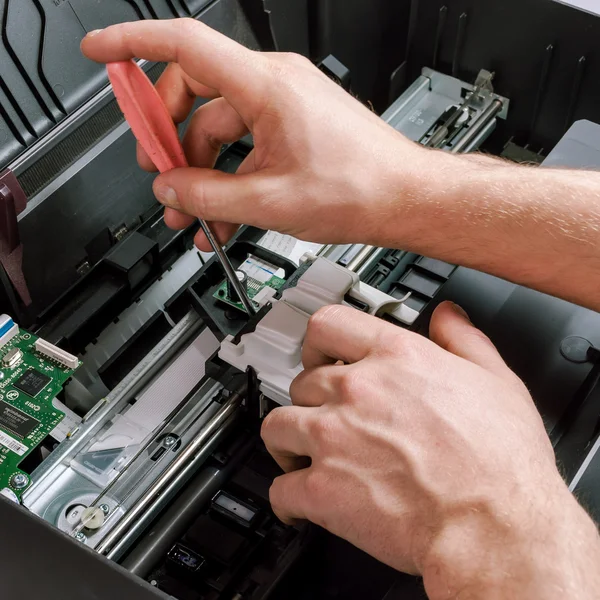 Техническое обслуживание и ремонт принтера — стоковое фото