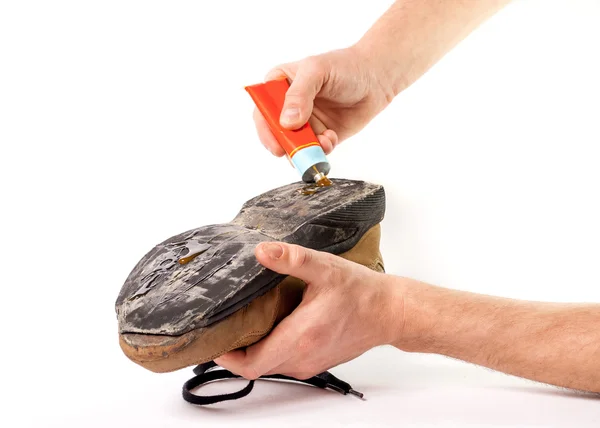 Eller erkek ayakkabıları tutkal.