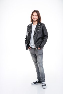 Siyah deri ceketli uzun saçlı genç adam gülümseyen 