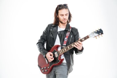 Ayakta ve elektro gitar çalmak ciddi genç erkek gitarist