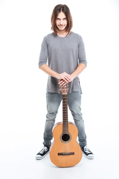 Jovem confiante feliz de pé com guitarra — Fotografia de Stock