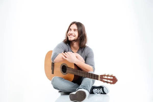 Allegro bel giovane uomo sorridente e con la chitarra in mano — Foto Stock