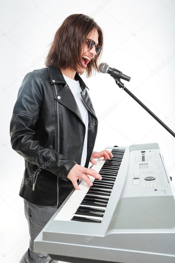 Харизматичный молодой человек, играющий на синтезаторе и