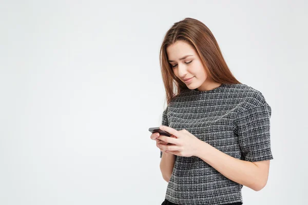 Mulher feliz usando smartphone — Fotografia de Stock