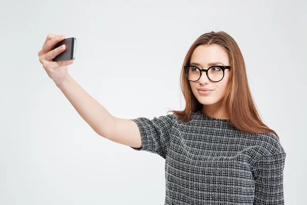 Mujer haciendo foto selfie en el teléfono inteligente — Foto de Stock