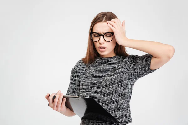 Benadrukt aantrekkelijke vrouw in glazen met Klembord hebben een hoofdpijn — Stockfoto