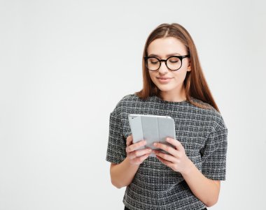 tablet bilgisayar kullanan mutlu kadın