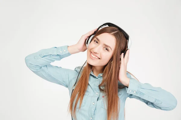 Glada attraktiv ung kvinna i hörlurar lyssna på musik — Stockfoto