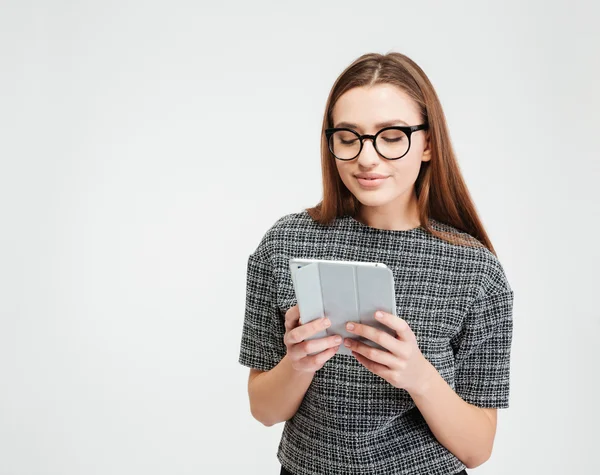 Happy woman using tablet computer — Stock Photo, Image