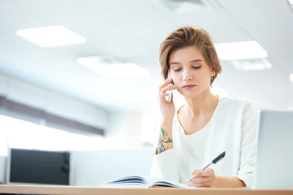 Mulher de negócios falando ao telefone — Fotografia de Stock