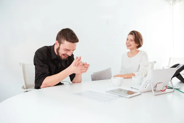 To muntre forretningsfolk som snakker og ler av å møtes – stockfoto