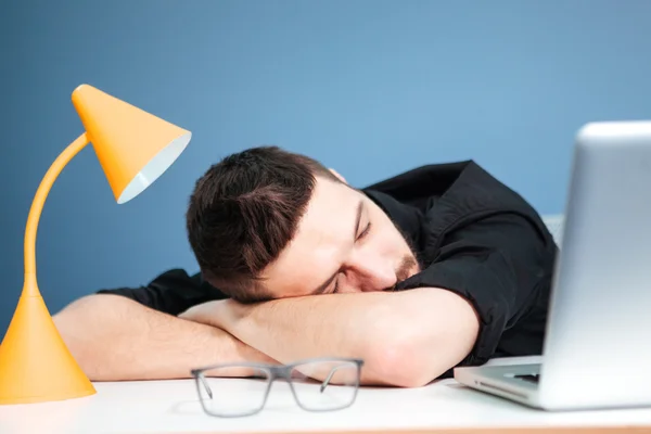 Hombre de negocios casual durmiendo en la mesa —  Fotos de Stock