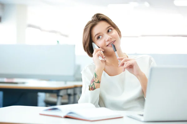 Mulher falando ao telefone no escritório — Fotografia de Stock