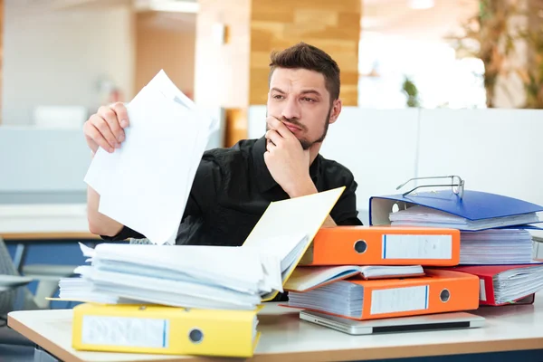 Homme d'affaires lisant des documents au bureau — Photo