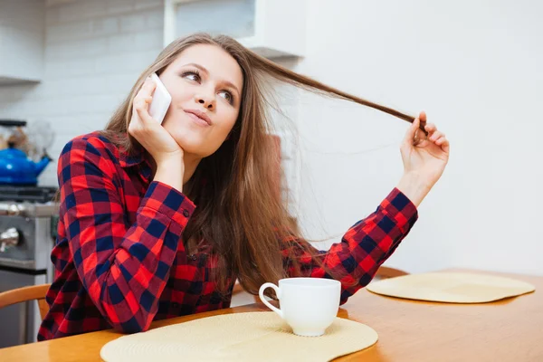 可爱顽皮的女人在移动电话上聊天，喝咖啡 — 图库照片