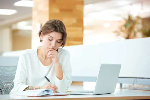 Businesswoman writing notes — Stock Photo, Image