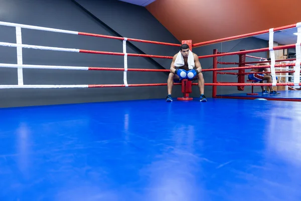 Boxeador descansando en el ring de boxeo — Foto de Stock