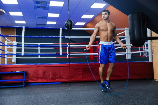 Boxer, skákání s švihadlo — Stock fotografie
