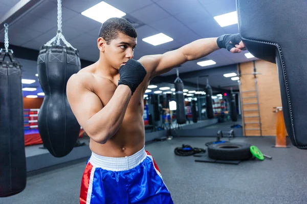 Boxer trénink v tělocvičně — Stock fotografie