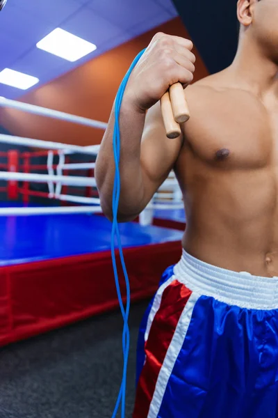 Boxer permanent met springtouw — Stockfoto