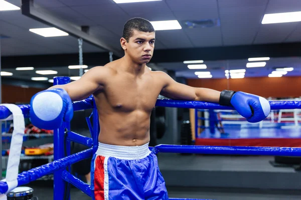 Boxer em pé no ringue de boxe — Fotografia de Stock