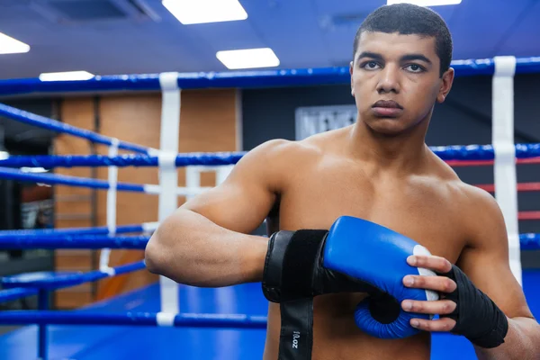 Boxeador preparándose para la lucha — Foto de Stock