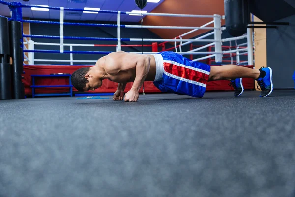 Boxer doet push ups — Stockfoto