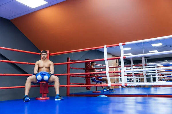 Boxer sentado no ringue de boxe — Fotografia de Stock