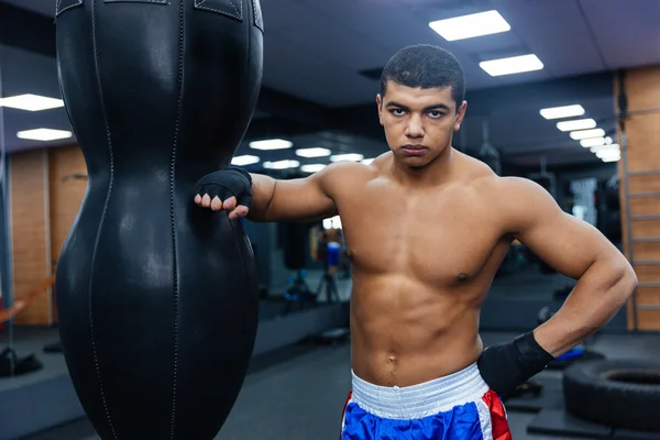 Mannelijke bokser permanent in sportschool — Stockfoto