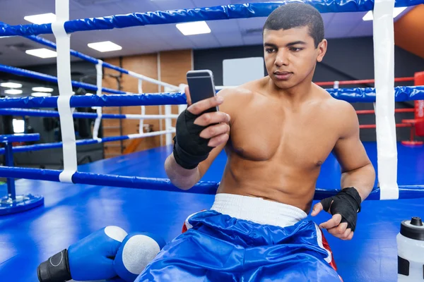 Boxer usando smartphone — Fotografia de Stock