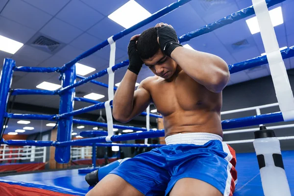Boxeador descansando en el gimnasio — Foto de Stock
