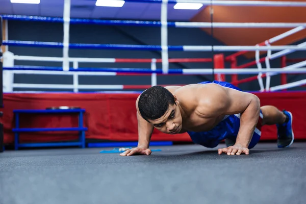 Boxer doet push ups — Stockfoto
