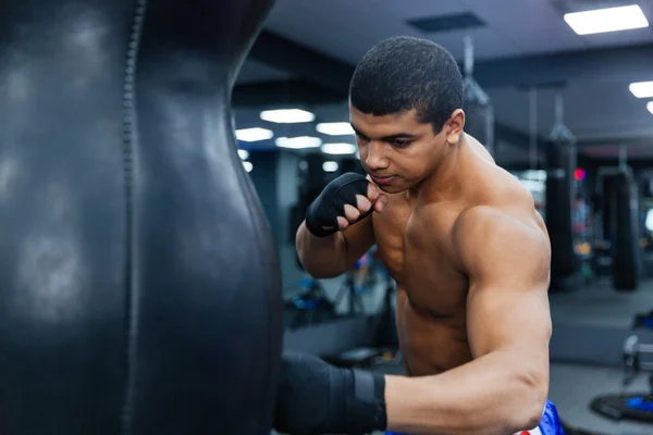 Boxer träning i gym — Stockfoto