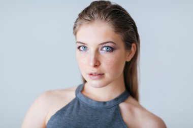 Kameraya bakarak taze cilt güzel kadınla