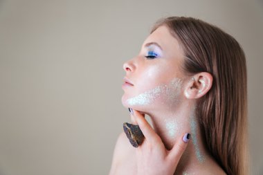 Kapalı gözlü güzel kadın