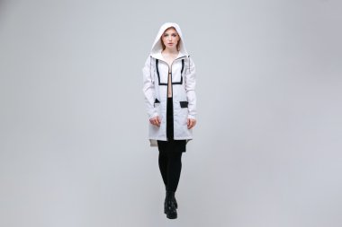 Kadın manken tam uzunlukta portresi 