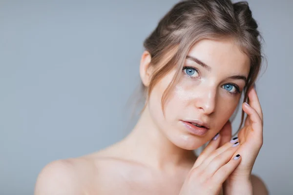 Retrato de belleza de una mujer encantadora — Foto de Stock