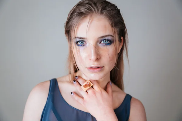 Belle femme aux yeux bleus regardant la caméra — Photo