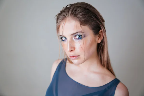 Mujer encantadora con ojos azules mirando a la cámara — Foto de Stock