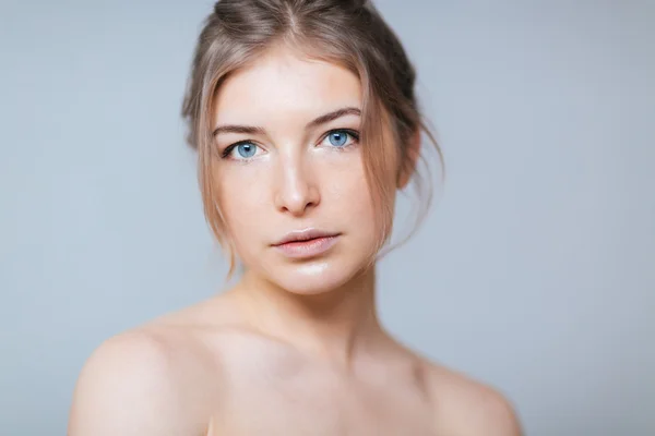 Attractive woman looking at camera — Stock Photo, Image