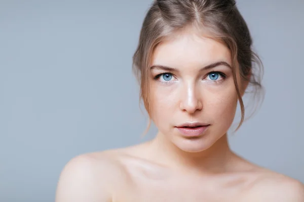 Encantadora mujer con ojos azules —  Fotos de Stock