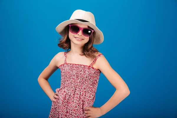 Oldukça neşeli küçük kız şapka ve gözlük — Stok fotoğraf