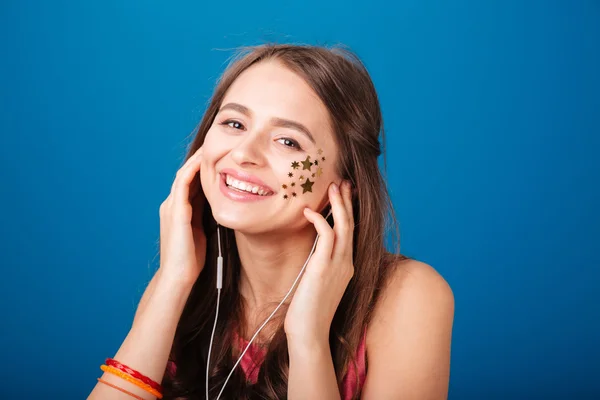 Glada ganska ung kvinna lyssna på musik — Stockfoto