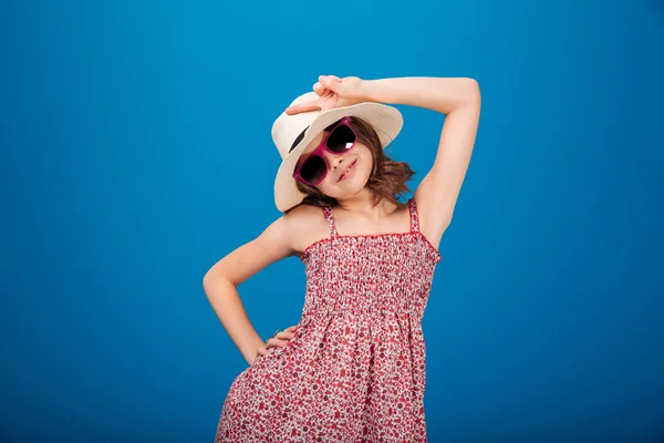 Charmante lachende meisje in zonnebril vredesteken tonen — Stockfoto