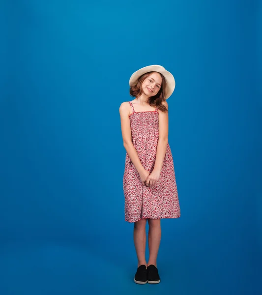 Bastante alegre niña en vestido de sol y sombrero — Foto de Stock