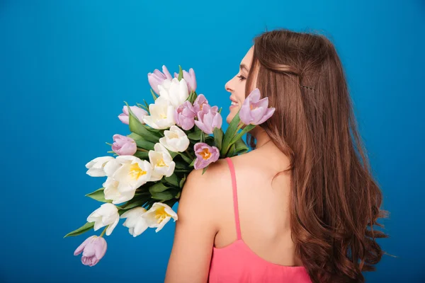 Atractiva joven sonriente con ramo de flores — Foto de Stock